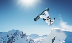 ac米兰体育官网-新王加冕，从草地到硬地，辛纳如何用ATP总决赛的烈焰点燃比温网更炽热的时代