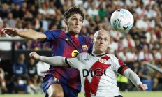 米兰体育入口-巴塞罗那击败巴列卡诺保住一线生机，塞尔维拉全取三分追赶巴塞