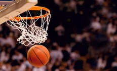 中国米兰体育-浓眉定江山，勇士窒息式连续得分狂潮，国王难越雷池半步