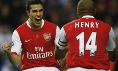 米兰体育官方网站-欧文独舞，活塞强势攻克浙江，一场个人英雄主义与团队韧性的交响