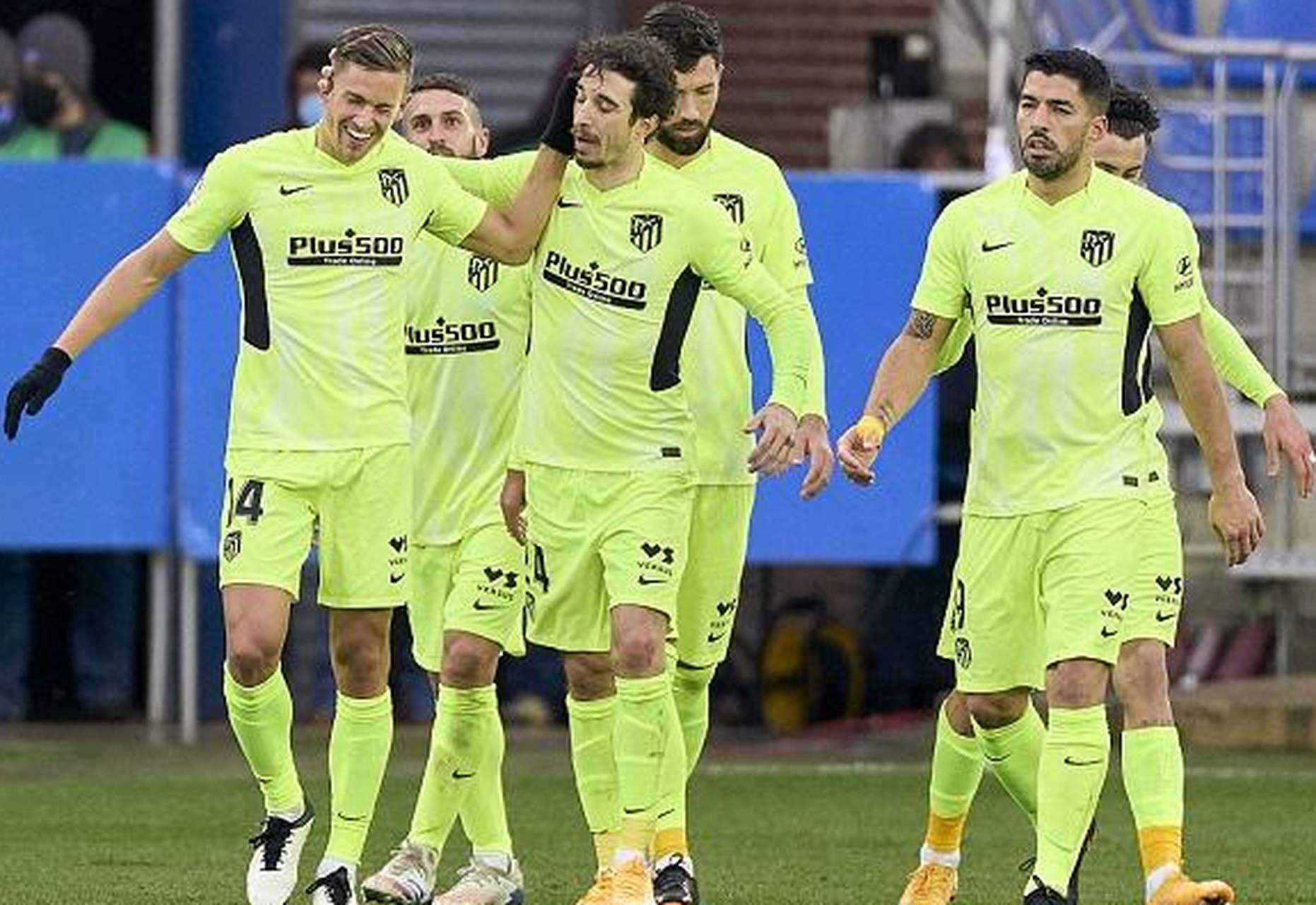 包含巴塞罗那客场不敌皇家马德里，苏亚雷斯进球全队进球的词条