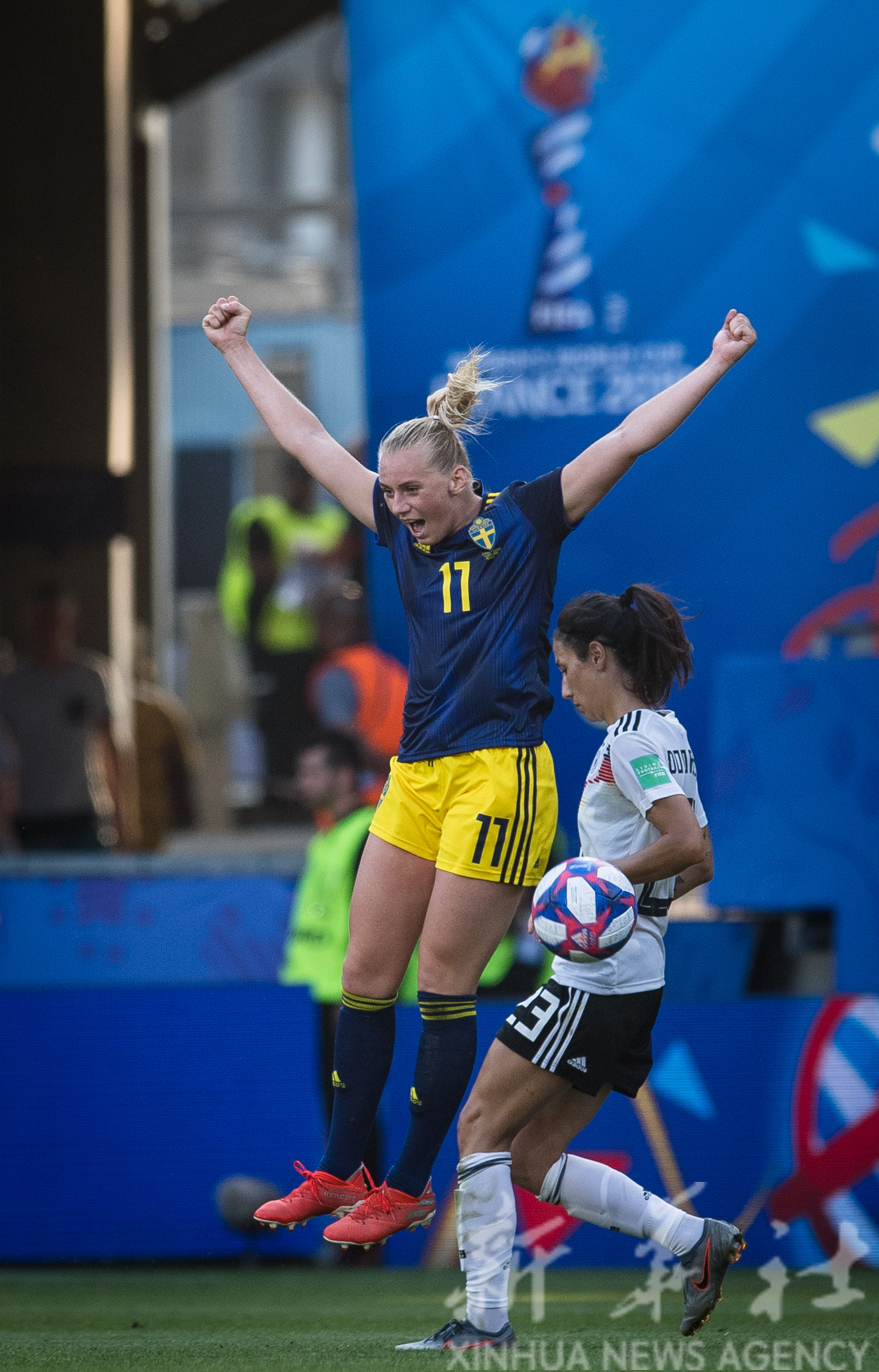 包含德国女子足球队豪取胜利，晋级四强的词条