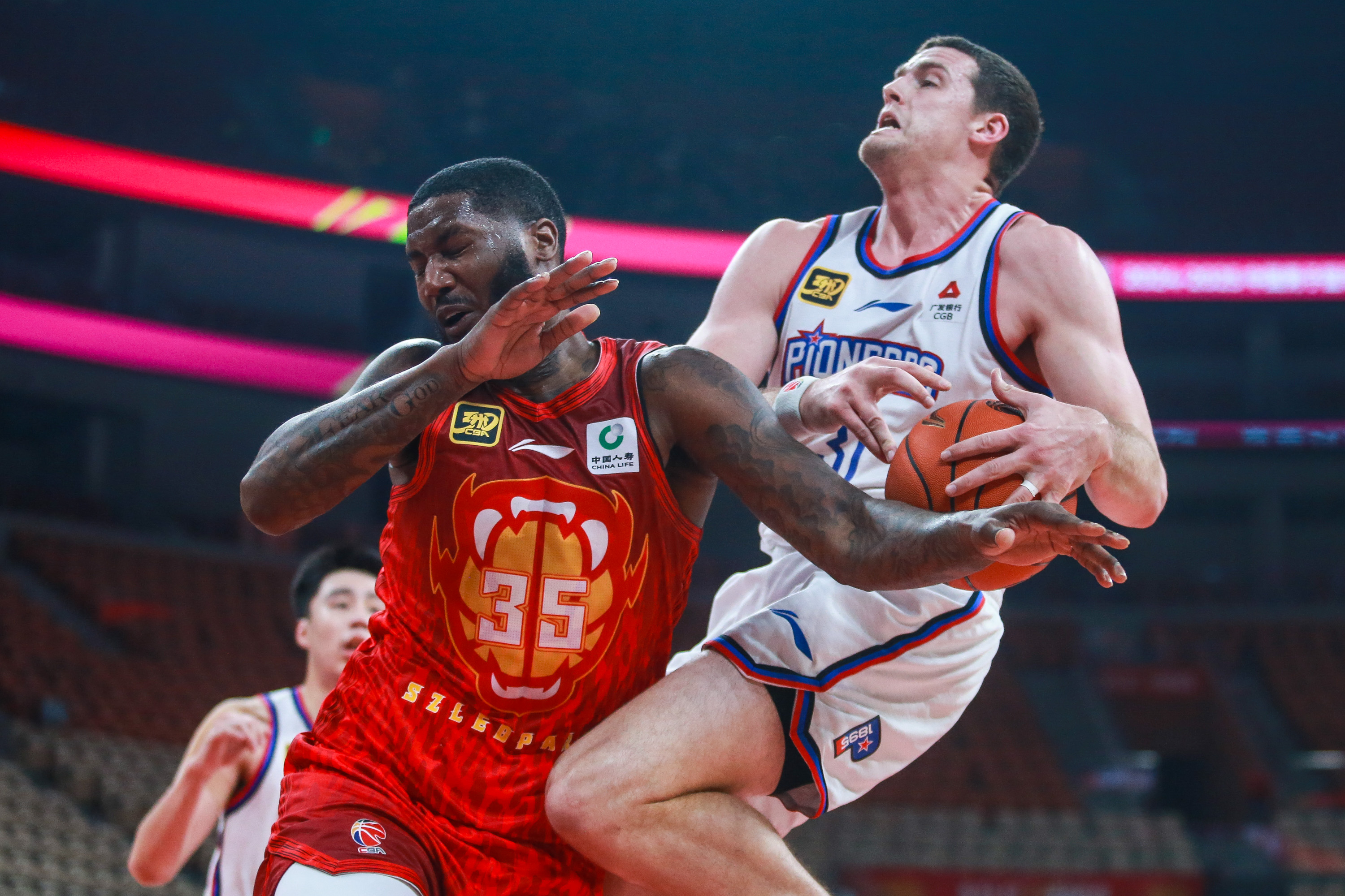 深圳队完胜骑士，东契奇统治全场的简单介绍