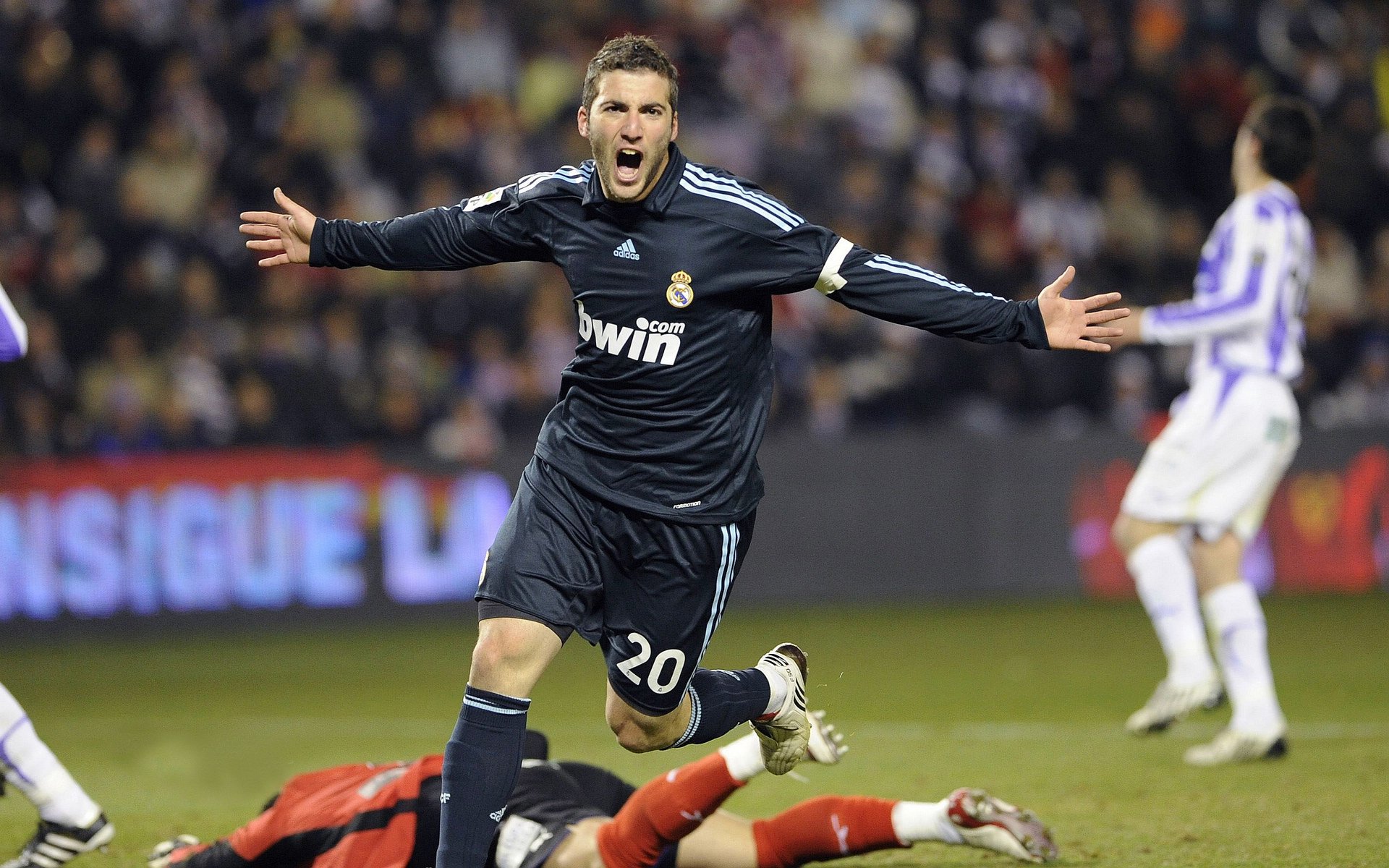 当新王跨越旧神，哈利伯顿的璀璨之夜与公牛式横扫的现代寓言